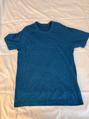 Men’s Short Sleeved Lululemon Metal Vent Tshirt (Medium)